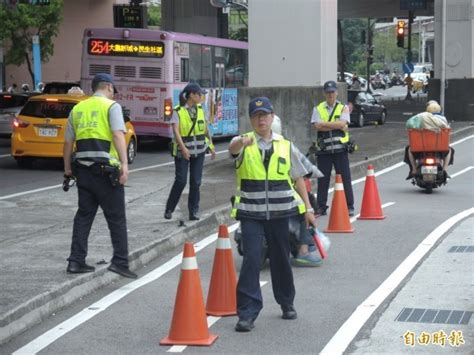 路檢點擺設|人民開車被警察臨檢可以拒絕嗎？警察路邊臨檢的正當。